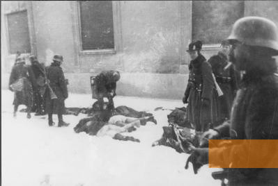 Bild:Neusatz, 1942, Ungarische Truppen mit den Leichen ermordeter Zivilisten während der »Razzia«, Yad Vashem