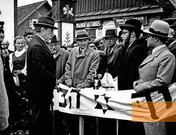 Bild:Molėtai, 1938, Der litauische Staatspräsident Antanas Smetona wird durch jüdische Einwohner begrüßt, Molėtų krašto muziejus