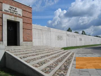 Bild:Lodz, 2006, Eingang zur Ausstellung, Stiftung Denkmal, Uta Fröhlich