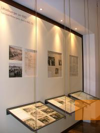 Bild:Luxemburg-Hollerich, 2006, Blick in die Ausstellung zur Deportation der Luxemburger  Juden,  Andreas Pflock