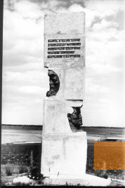 Bild:Elista, nach 1965, Denkmal in der Schlucht von Gaschun, Nautschno-proswetitel'skij Zentr »Holocaust«, Elja Sarjajewa