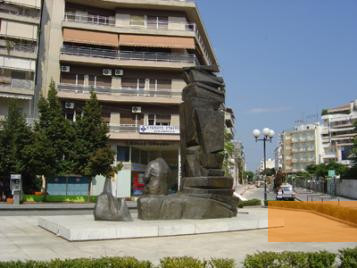 Bild:Larissa, 2004, Rückseite des Holocaustdenkmals, Alexios Menexiadis