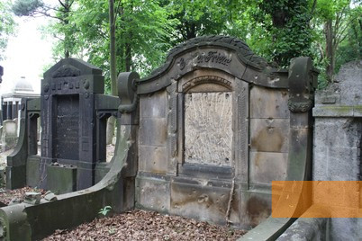 Bild:Breslau, 2014, Grabsteine mit Einschusslöchern aus dem Zweiten Weltkrieg am Neuen Jüdischen Friedhof, Stiftung Denkmal