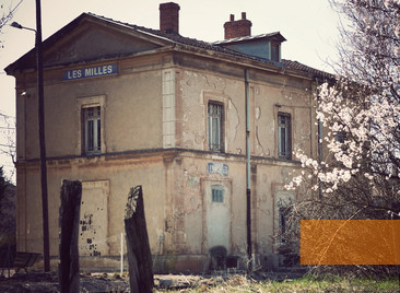 Bild:Les Milles, um 2012, Bahnhofsgebäude, Fondation du camp des Milles-Mémoire et Éducation