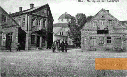 Image: Lida, undated, Market place with synagogue, public domain