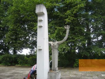 Bild:Hohenstein-Sauden, 2010, Plastik des polnischen Künstlers Ryszard Wachowski auf dem Friedhof, Stiftung Denkmal