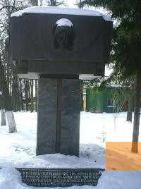 Bild:Brjansk, 18. Januar 2005, Denkmal für die Opfer des Faschismus »Waldscheune«, Soja Dodina