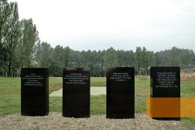 Bild:Auschwitz-Birkenau, 2005, Gedenksteine vor einem Teich hinter dem Standort des Krematoriums III, in den die Asche Ermordeter geschüttet wurde, Targon