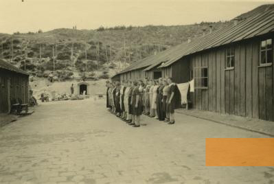 Bild:Schoorl, 1941, Weibliche Gefangene treten zum Appell an, Image bank WW2 – NIOD