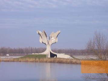 Bild:Donja Gradina, 2006, Das Denkmal Jasenovac am anderen Ufer der Save, Stiftung Denkmal, Stefan Dietrich