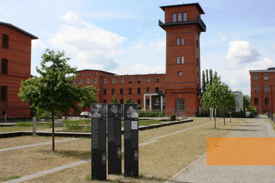 Bild:Berlin-Rummelsburg, 2015, Informationstafeln mit Einzelbiographien, Stiftung Denkmal