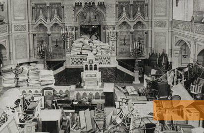 Bild:Szeged, 1945, Der mit den Möbeln deportierter Juden gefüllte Innenraum der Synagoge, Móra Ferenc Múzeum, Szeged