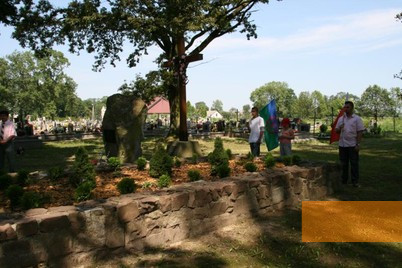 Bild:Szczurowa, 2010, Gedenkfeier am Grab der ermordeten Roma, Natalia Gancarz