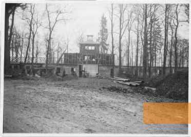 Bild:Buchenwald, 1937, Blick auf das im Rohbau fertiggestellte Torgebäude, Sammlung Gedenkstätte Buchenwald