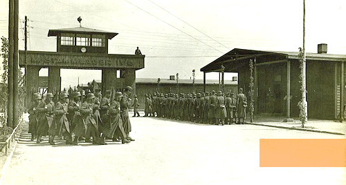 Bild:Mühlberg, o.D., Wachablösung vor dem Haupteingang zum »Stalag IVB«, Initiativgruppe Lager Mühlberg e.V.