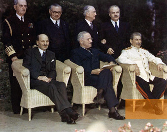 Bild:Postdam, 1945, Clement Attlee, Harry S. Truman und Josef Stalin mit den Außeministern, Army Signal Corps Collection in the U.S. National Archives, public domain