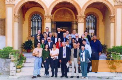 Bild:Nonantola, 2001, Ehemalige mit dem Bürgermeister von Nonantola, Archivio Storico Comunale di Nonantola