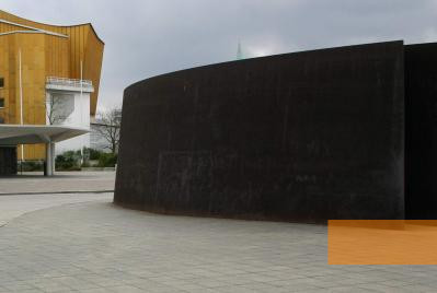 Bild:Berlin, 2008, Stahlskulptur von Richard Serra, Stiftung Denkmal, Anne Bobzin