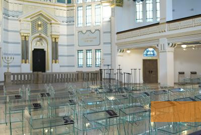Bild:Budapest, 2005, Glasstühle stehen für ungarische Opfer in der Gedenksynagoge, Holokauszt Emlékközpont
