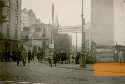 Bild:Warschau, 1940, Ein überwiegend von Juden bewohnter Stadtteil galt seit November 1939 als »Seuchensperrgebiet«, Historisches Archiv der Stadt Köln