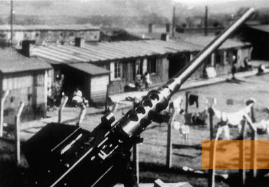 Bild:Hersbruck, 1945, Amerikanisches Maschinengewehr vor den ehemaligen Häftlingsbaracken nach Ende des Krieges, National Archives Washington