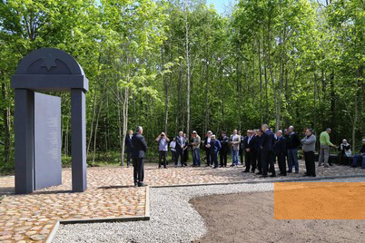 Bild:Šeduva, 2015, Holocaustdenkmal an einem Massengrab im Wald von Liaudiškiai, Šeduva Jewish Memorial Fund, Arūnas Baltėnas