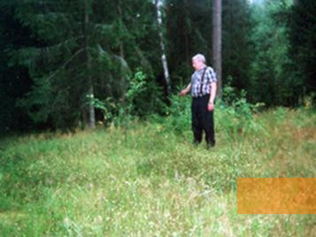 Image: Balda Forest, 2004, Vitālijs Skudra from Malta indicates the site of the shootings, Muzejs »Ebreji Latvijā« 