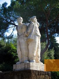 Bild:Rom, 2007, Denkmal vor dem Eingang zum Mausoleum, Frattaglia