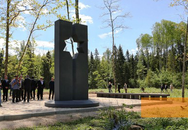 Bild:Šeduva, 2015, Holocaustdenkmal an einem Massengrab im Wald von Liaudiškiai, Šeduva Jewish Memorial Fund, Arūnas Baltėnas