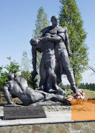 Bild:Millerowo, 2004, Denkmal an der Stelle des ehemaligen Durchgangslagers 125, Kraevedtscheskij Muzej Millerowo, Pjotr Dinmuchamedow
