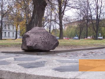 Bild:Riga, 2005, Gedenkstein bei der Ruine der Großen Choralsynagoge, Stiftung Denkmal, Adam Kerpel-Fronius