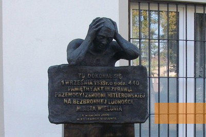 Bild:Wieluń, 2010, Detailansicht des Denkmals am Standort des zerstörten Krankenhauses, Stefan.p21