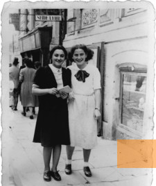 Bild:Czernowitz, 1940, Selma Meerbaum-Eisinger (rechts) und ihre Freundin Else Schächter beim Spaziergang im Mai 1940, Margit Bartfeld-Feller, Tel Aviv