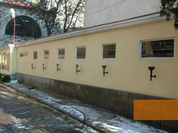 Bild:Bukarest, 2006, Gedenkmauer mit Opferzahlen auf dem Hof vor der Synagoge, Stiftung Denkmal, Roland Ibold