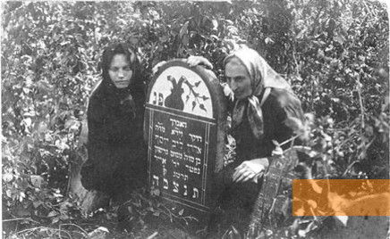 Bild:Mir, 1922, Fanny Gorodeijski und ihre Mutter am Grab von Fannys Großvater, http://pages.uoregon.edu/rkimble/Mirweb/MirSiteMap.html