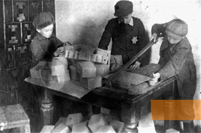 Bild:Glubokoje, 1941-1943, Jüdische Kinder stellen im Ghetto Kartons her, www.jewishgen.org/yizkor/Hlybokaye/Hlybokaye.html