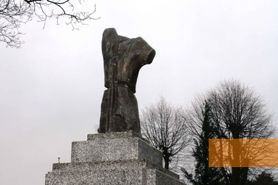 Bild:Sonnenburg, 2015, Denkmal für Luxemburger Opfer auf dem Ehrenfriedhof, Stiftung Denkmal