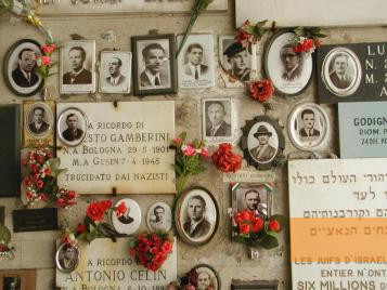 Bild:Gusen, o.D., Gedenkwand für die Opfer des Konzentrationslagers Gusen, KZ-Gedenkstätte Gusen, Martha Gammer