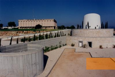 Bild:Lohamei Haghetaot, o.D., Das Gelände der Gedenkstätte mit Museumsbau und Kindermuseum, Beit Lohamei Haghetaot