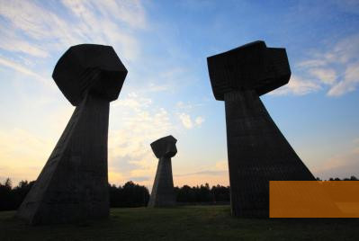 Bild:Niš, 2009, Die Betonskulpturen auf dem Hügel Bubanj, Dragan Bosnić