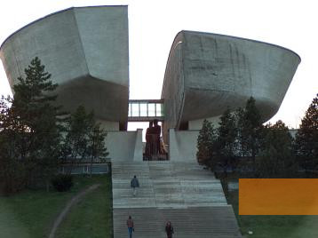 Bild:Neusohl, 2004, Das 1969 eröffnete Museumsgebäude, Stiftung Denkmal