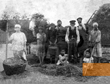 Bild:Jefingar, um 1920, Der jüdische Koloniebewohner Mojsche-Izy Gurewich und seine Familie, efingar.narod.ru