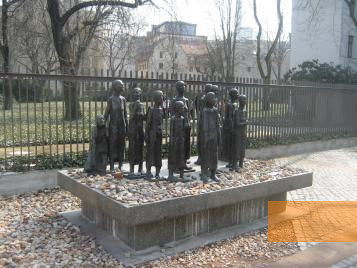 Bild:Berlin, 2011, Skulpturengruppe von Will und Mark Lammert vor dem Friedhof, Stiftung Denkmal