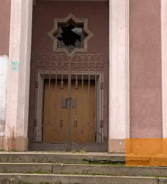 Bild:Kaschau, 2004, Der verriegelte Haupteingang der Synagoge, Stiftung Denkmal