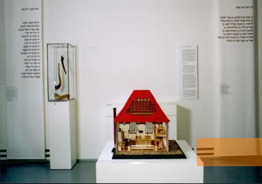 Bild:Dorsten, 2001, Modell der 1945 zerstörten Synagoge in der Ausstellung, Jüdisches Museum Westfalen