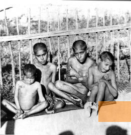 Bild:Hodonin, um 1943, Kinder im Krankenrevier des »Zigeunerlagers Hodonin«, Archiv Muzea romské kultury