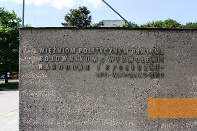 Bild:Warschau, 2013, Widmung am Eingang: »Den politischen Häftlingen, den Kämpfern um die nationale und gesellschaftliche Befreiung – Das Volk Warschaus, 1965«, Stiftung Denkmal