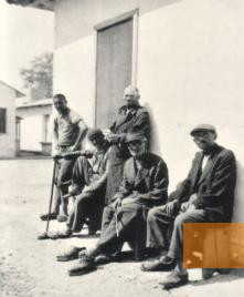Bild:Ferramonti di Tarsia, 1942, Internierte Juden im Lager Ferramonti, Privatarchiv Carlo Spartaco Capogreco