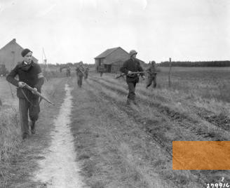 Bild:Neerkant, Oktober 1944, Ein Widerstandskämpfer begleitet einen Soldaten der 38. US-Infanteriedivision hinter deutschen Linien, Image bank WW2 – NIOD