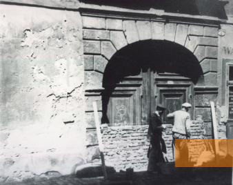 Bild:Ödenburg, 1944, In der Altstadt wird ein Zugang zum Ghetto zugemauert, Magyar Nemzeti Múzeum
